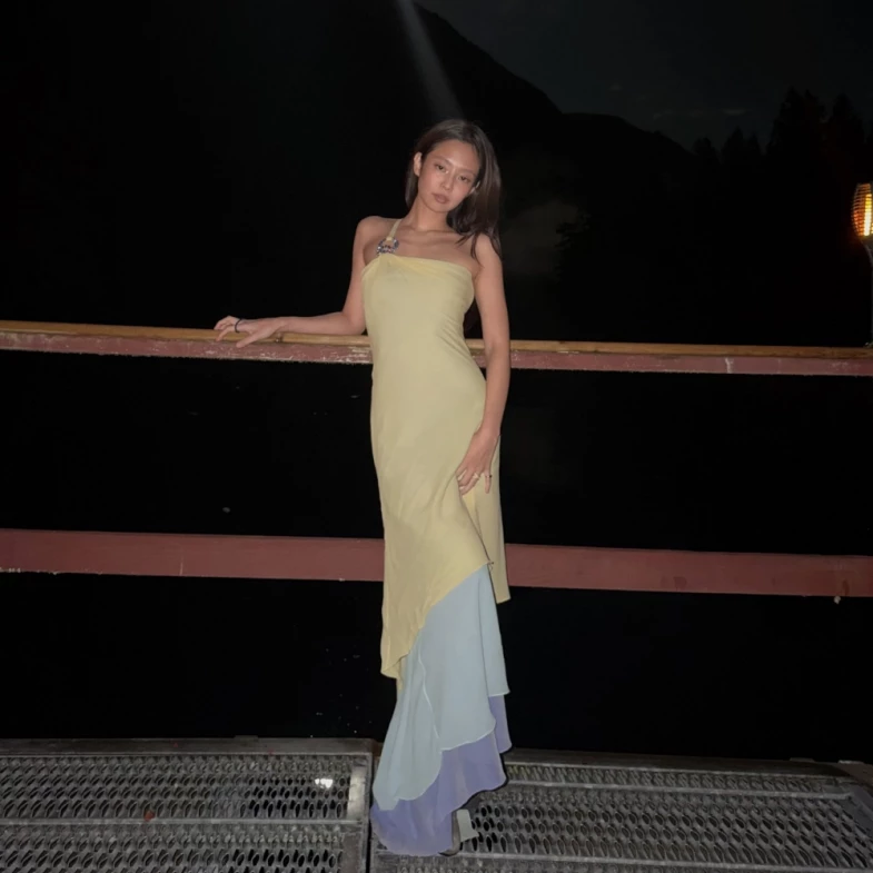 Jennie「九頭身洋裝」來自這品牌！私服這雙Miu Miu絕版涼鞋，二手市場訊問度飆高！