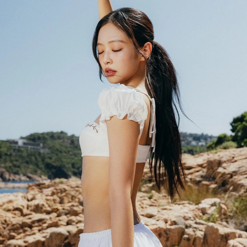 Jennie新MV造型6統整：香奈兒比基尼，這套Celine前設計師操刀