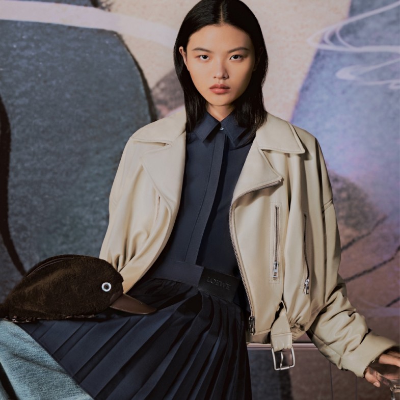 Loewe經典包注入新年新色！鴨嘴獸絨毛包限定登場，全台限量開搶