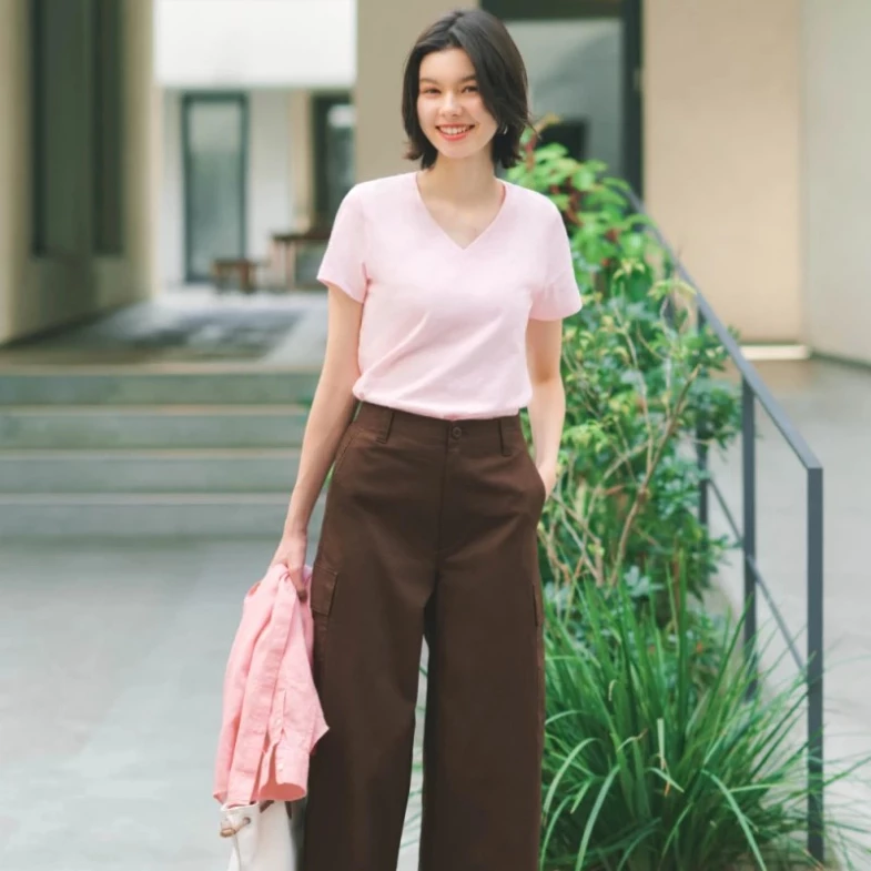 Uniqlo這件素T超顯瘦？!兩大設計關鍵，網友狂讚：「可包色！」