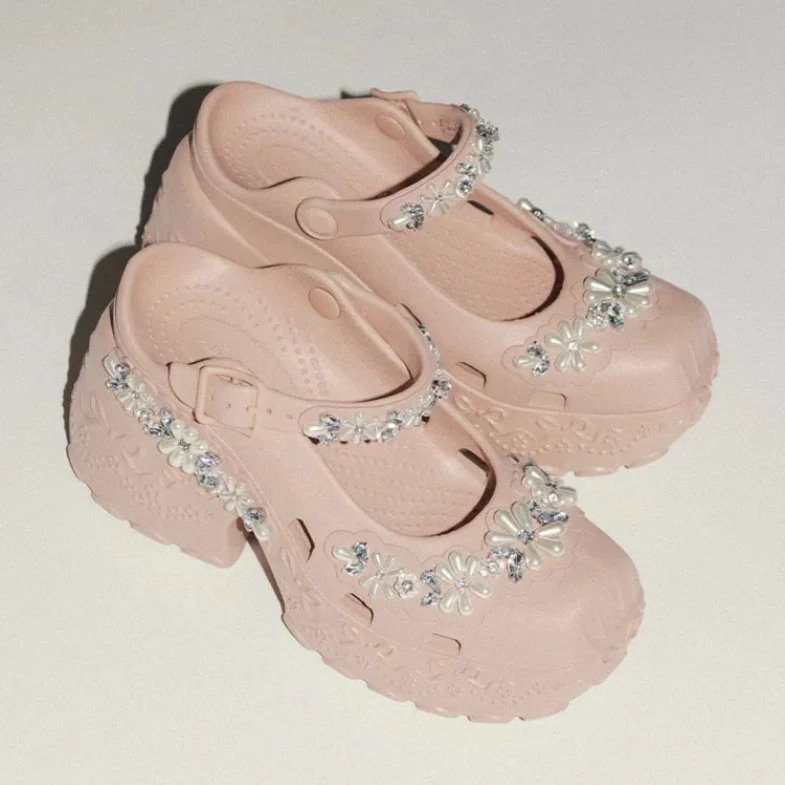 雨天必備！Crocs涼拖鞋推薦Top8：「這款」IU一次包兩色