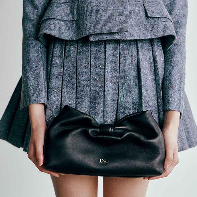 Dior 2026春夏主題展開！剛柔平衡的西裝、蝴蝶結、針織衫超可愛
