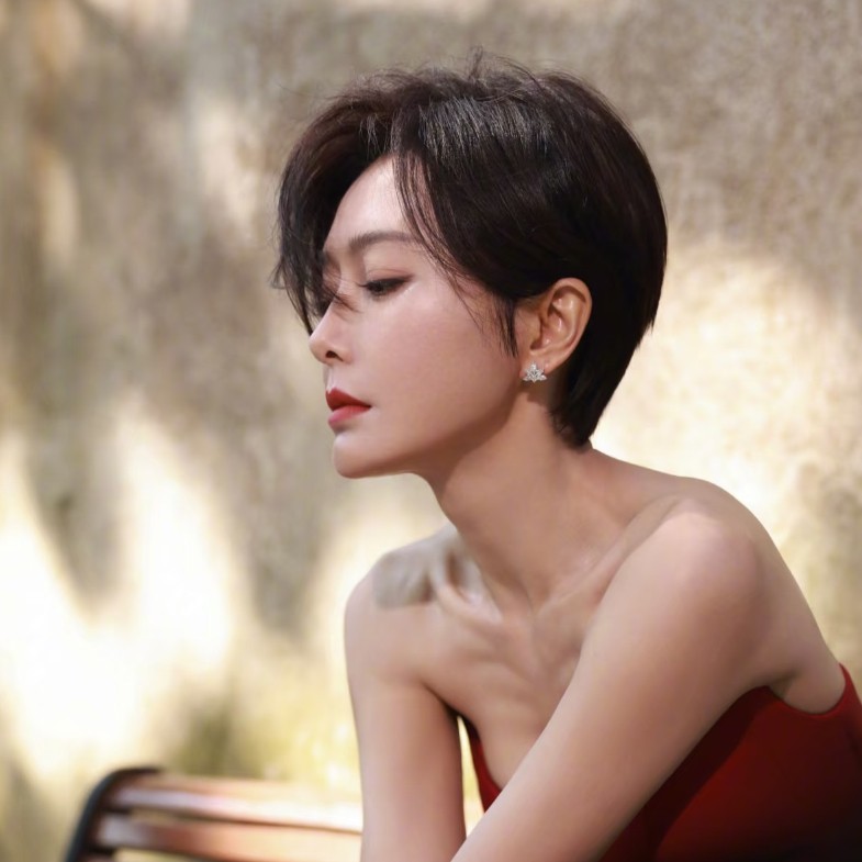 秦嵐46歲短髮造型推薦6款！耳下一刀切、中分極短髮凍齡顯小臉