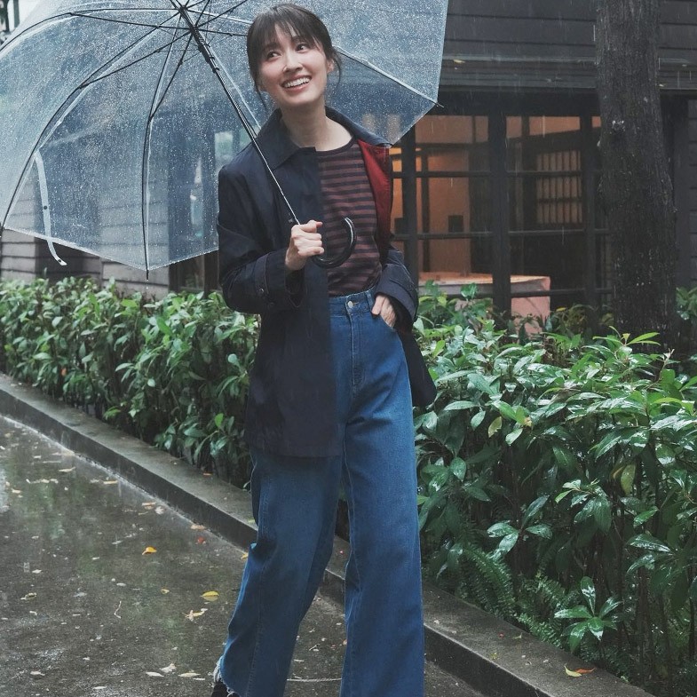告別40+穿衣焦慮！田中千繪「清透系」減齡穿搭關鍵單品公開：「寬鬆針織＋淺藍丹寧」小清新必備