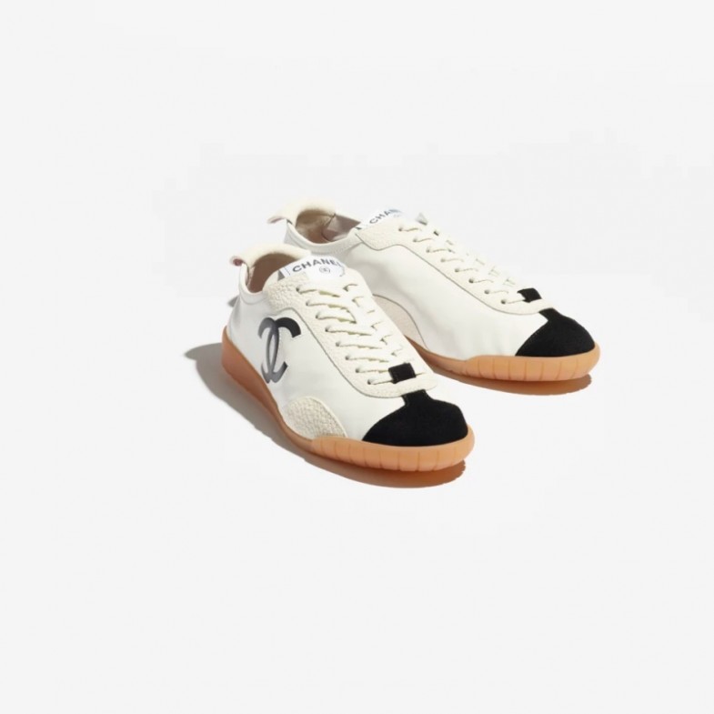 Chanel這雙薄底鞋賣爆了！全白配色詢問度最高