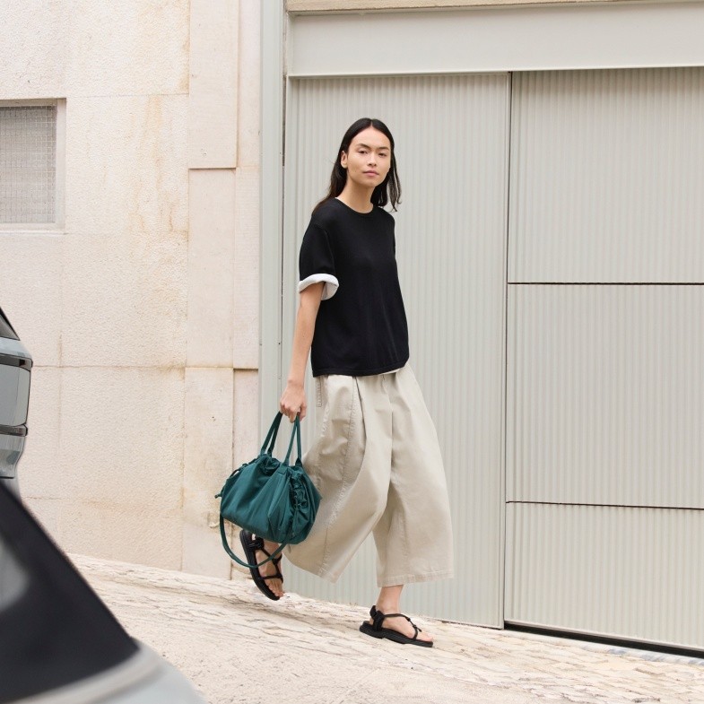 Chloé前設計師出手！Uniqlo抽繩肩背包登場：防潑水、800有找