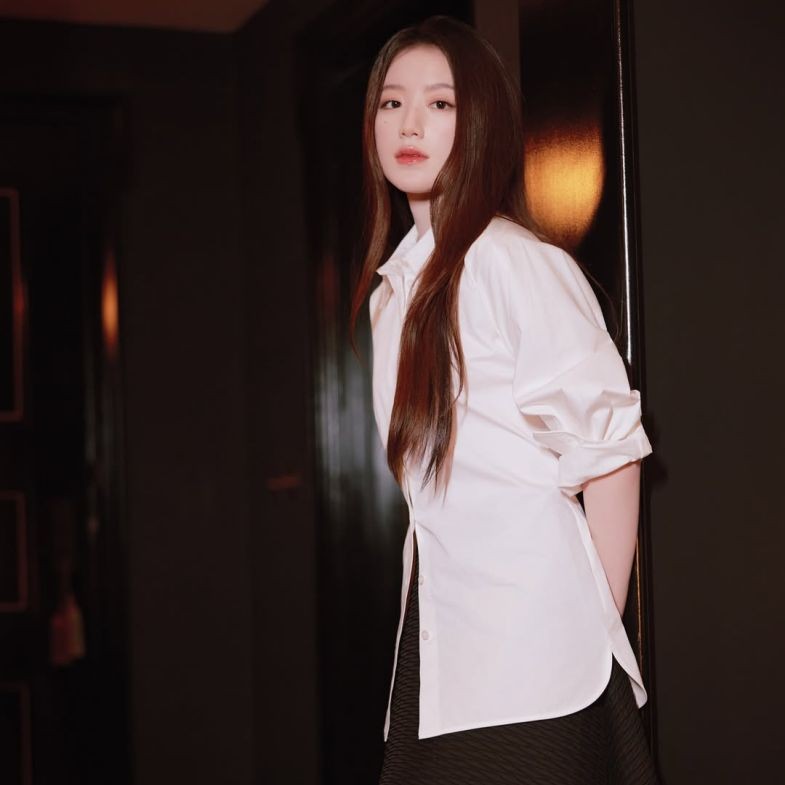 I-dle舒華白襯衫穿搭首征時裝週！同款COS優雅高級，秋冬7款必收推薦