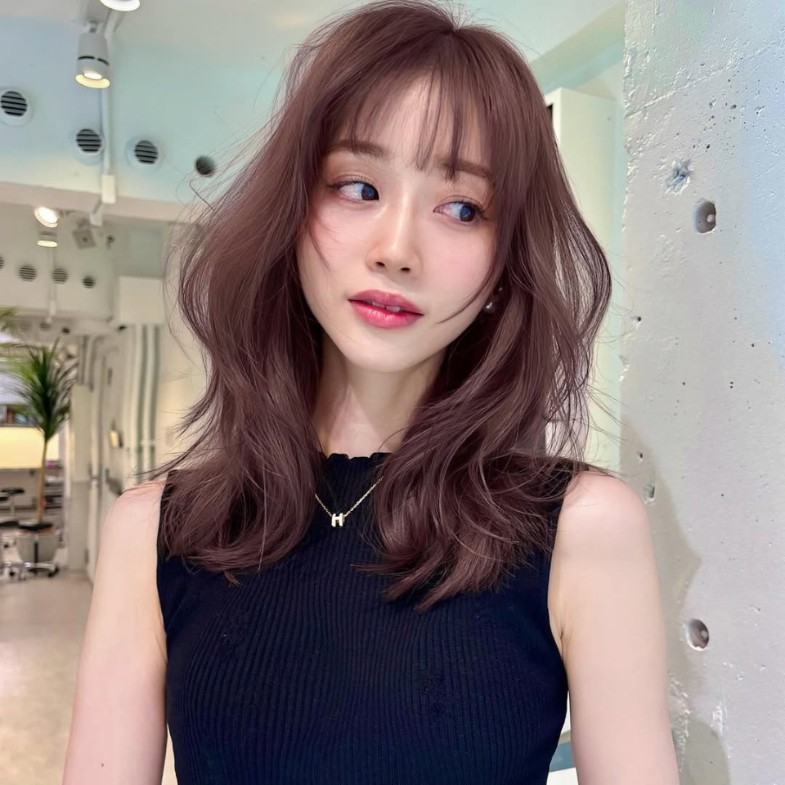 2025法式瀏海髮型推薦25款！鮑伯頭、木馬捲、狼尾剪修飾顯小臉必收