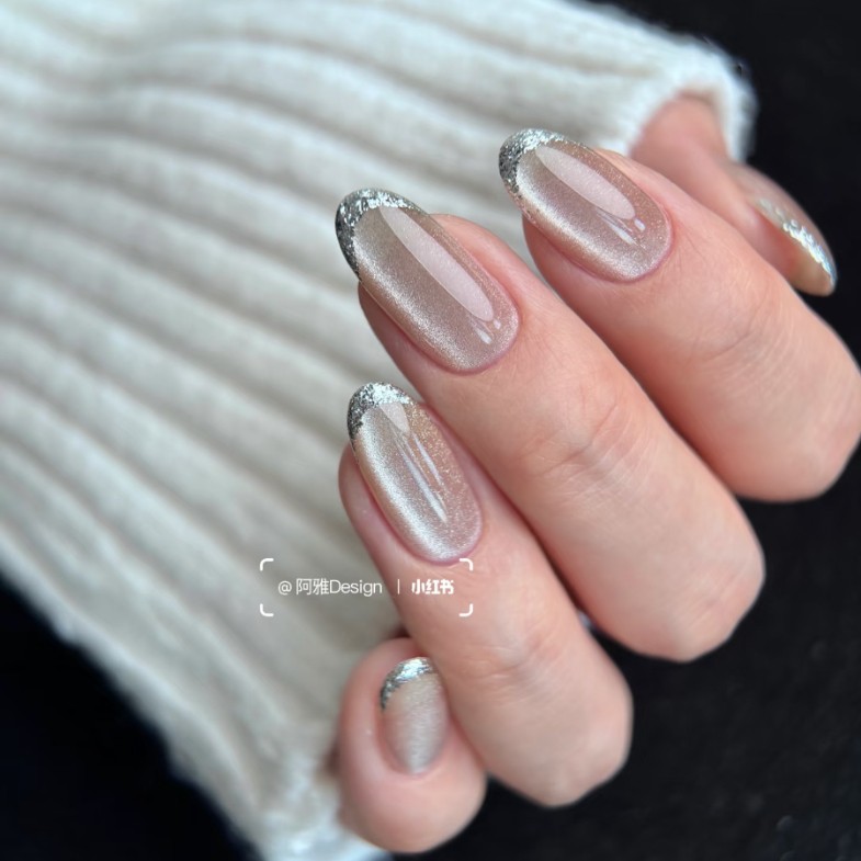 2025銀色光療美甲推薦12款！氣質銀白、貓眼漸層、冰雪光暈冬季必備造型