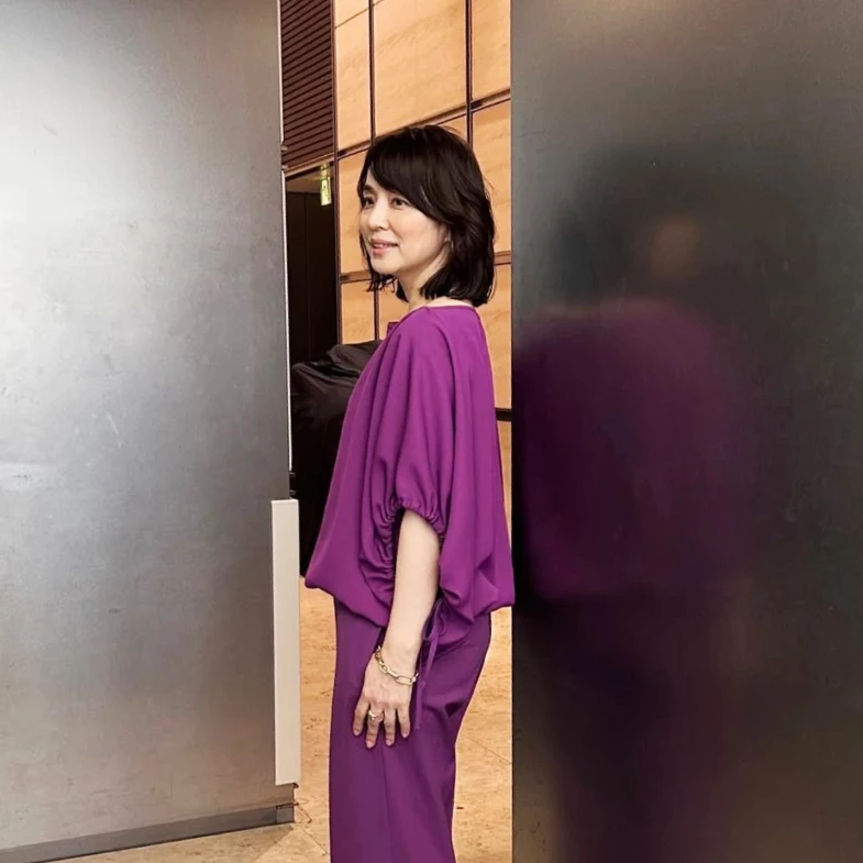 石田百合子減齡穿搭太強！西裝到吊帶褲「13套技巧」完全看不出57歲