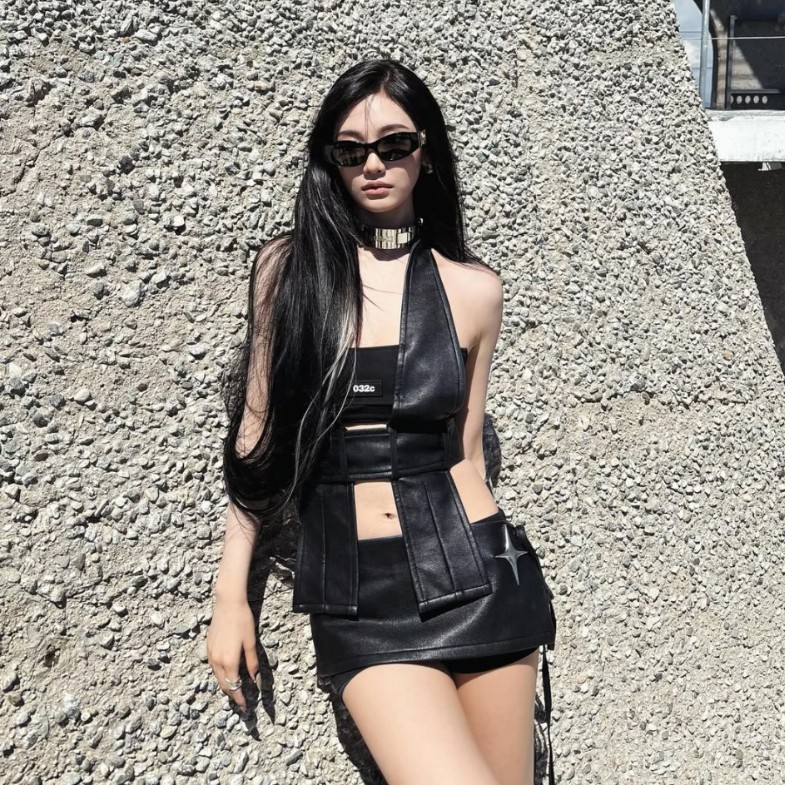 aespa寧寧黑色穿搭術時髦女生必學！削肩背心+長絲襪性感也顯瘦