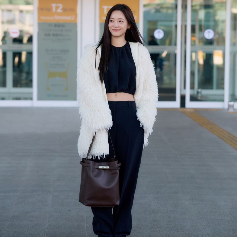 金世正見面會首站來台！機場穿搭大衣、水桶包來自「這品牌」