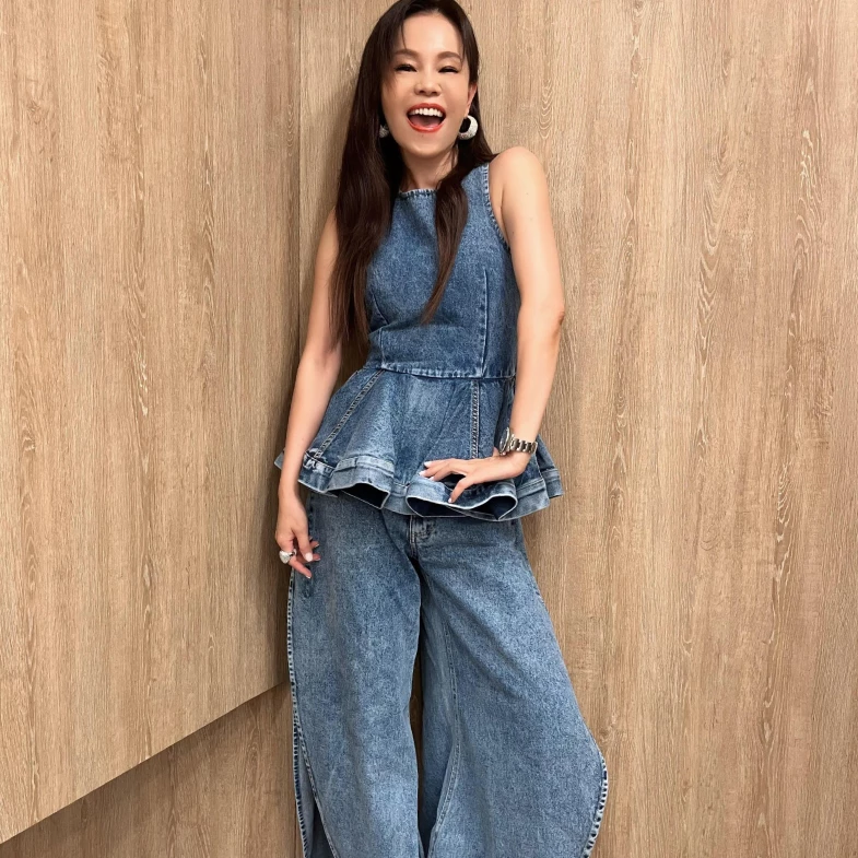 強勢入圍金曲37！彭佳慧54歲減齡穿搭：高腰修飾技巧小隻女必學