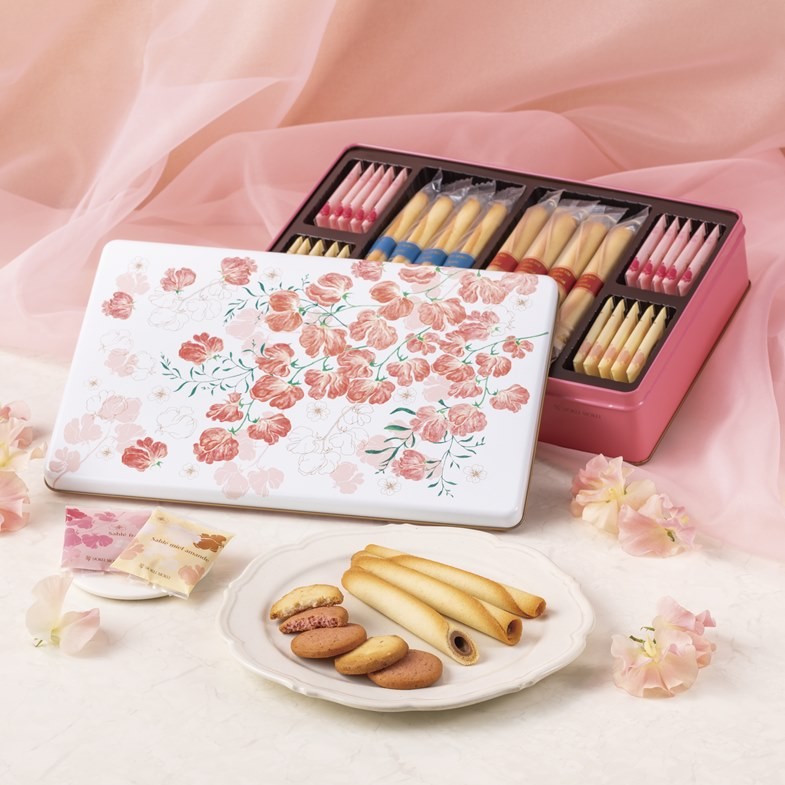 人氣雪茄蛋捲 YOKU MOKU 春季限定禮盒登場！ 草莓酥餅、藝術家打造品牌絲巾，3 亮點一次看