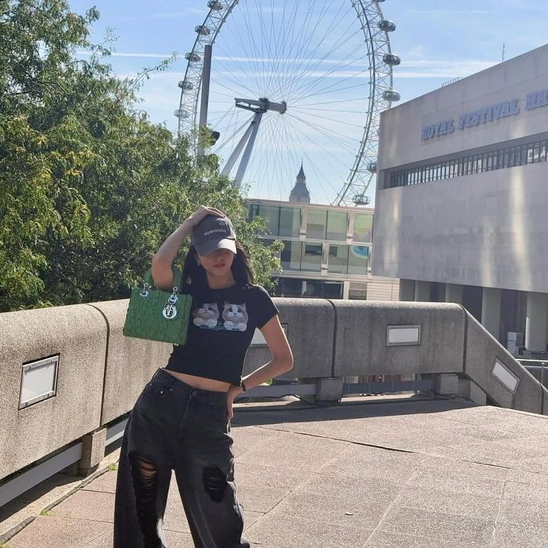 Jisoo機場穿搭掀熱議！搶先示範全新「Lady Dior」，四葉草造型超吸睛