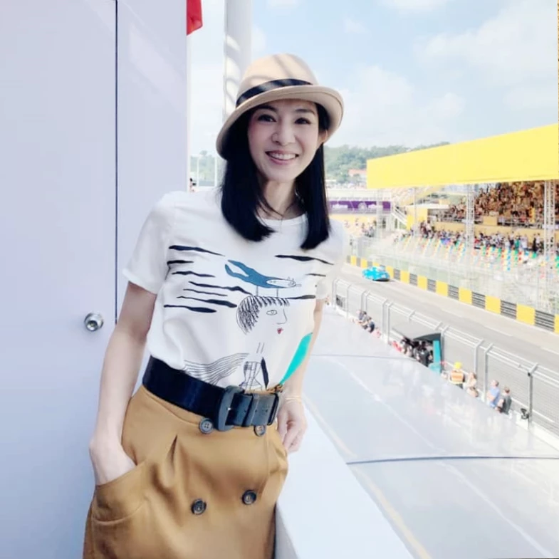 紅遍港台「玉女」楊采妮52歲減齡穿搭22招日常也能複製，網友直呼狀態超美