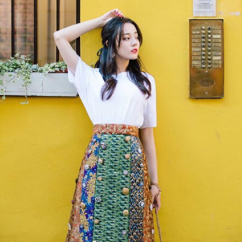 《梟起青壤》迪麗熱巴顯瘦穿搭3招：高腰、襯衫式洋裝修飾身形