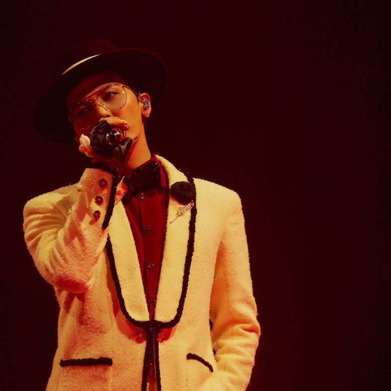 GD台北大巨蛋演唱會倒數！西裝穿搭4公式：Chanel訂製套裝引熱議