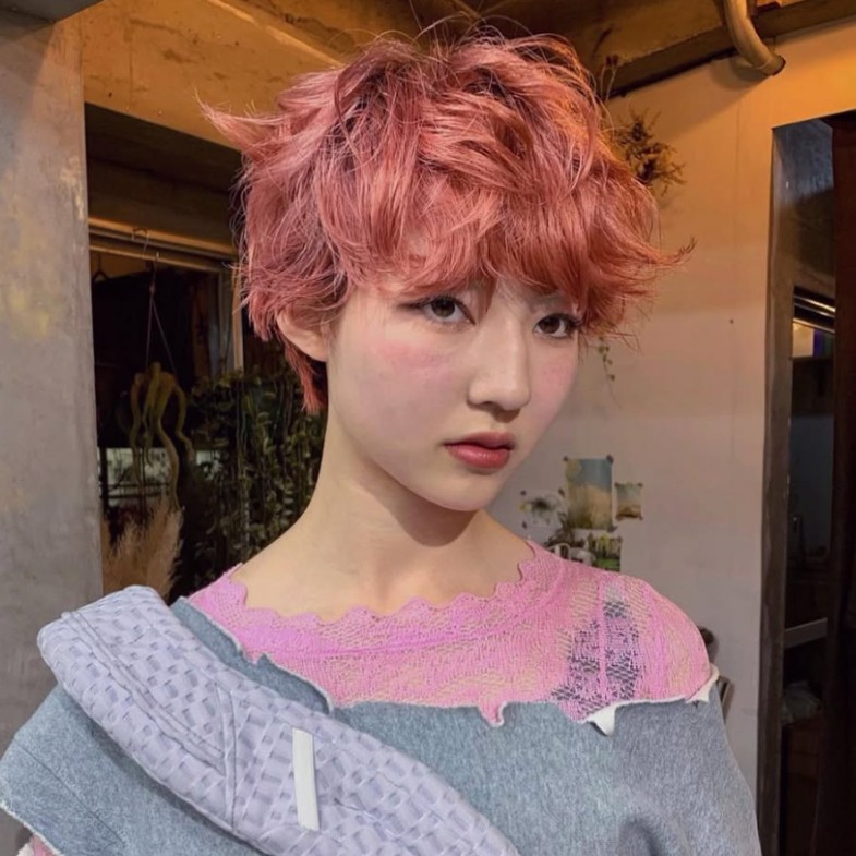 2026粉紅色頭髮推薦16款！染髮髮型靈感｜長髮、短髮、挑染到燙髮顯白又高級