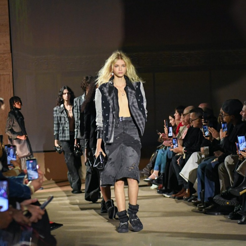 帆布鞋穿搭成焦點！Coach 2026秋大秀用「二手棒球手套」致敬品牌歷史