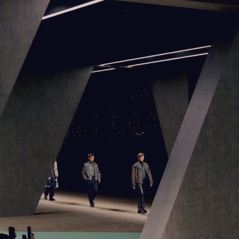 Hermès 2025秋冬男裝秀7亮點：大玩幾何概念、騎士風格比拼香港夜色