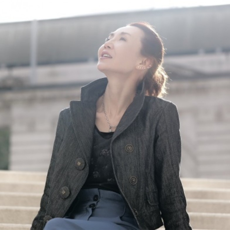 張曼玉60歲減齡穿搭靠牛仔褲！4套範本：「這樣做」回春10歲