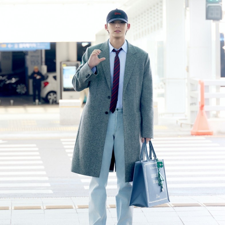 金珉奎機場穿搭回到男大生！同款Dior托特包、棒球帽話題度高！
