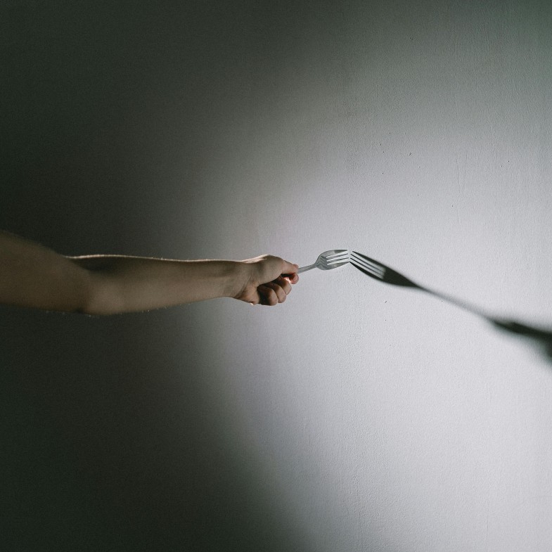 看起來無害卻在背後偷偷捅刀？專家研究指出：這種職場同事都有4個隱藏特點