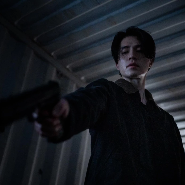 《殺人者的購物中心2》回歸！李棟旭直搗黃龍軍火「零元購」，岡田將生瘋批殺手帥炸全場