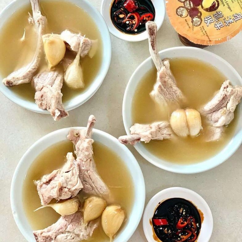 新加坡美食推薦！從海南雞飯、肉骨茶到叻沙，在地人激推的6大必吃名店！