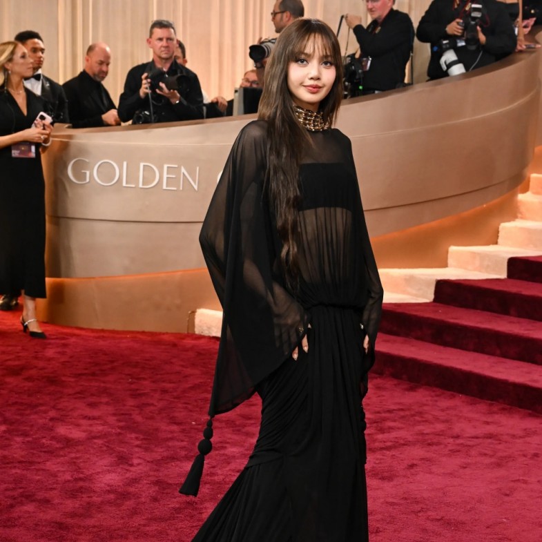 Lisa登上2026金球獎紅毯！透視禮服來自「這品牌」