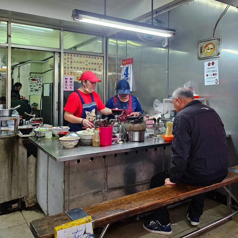 基隆乾麵推薦孝三路「兩利餛飩大王」：小碗份量驚人，Q彈廣東麵配自製辣椒水超過癮｜基隆人帶路