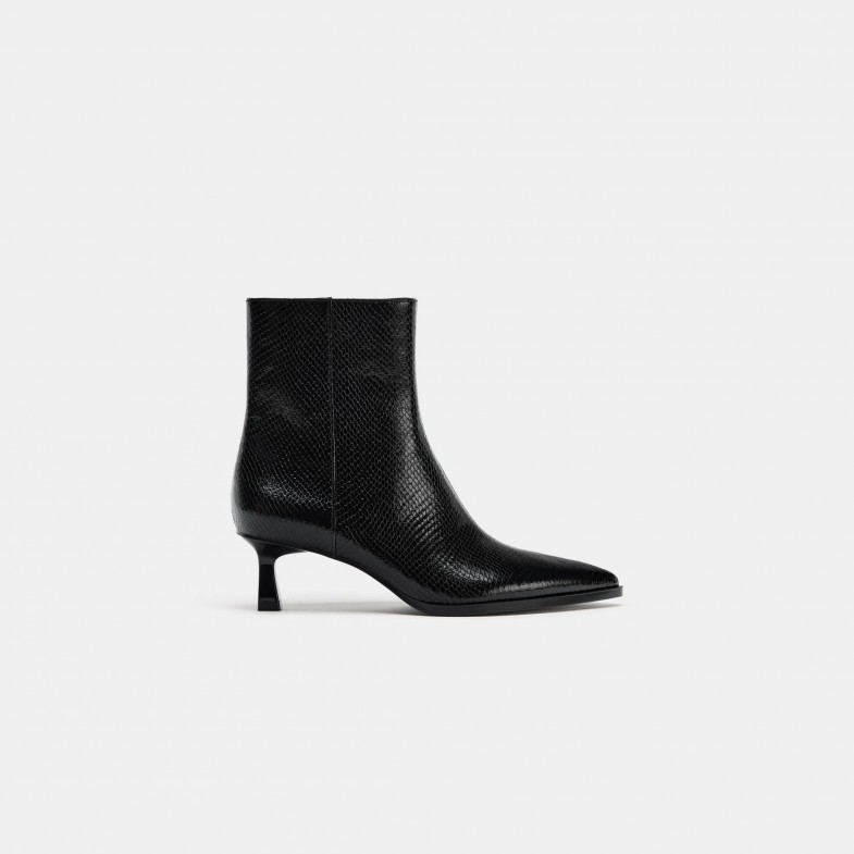 2026平價黑色短靴推薦15雙！Zara、小CK質感佳，「這幾雙」千元有找