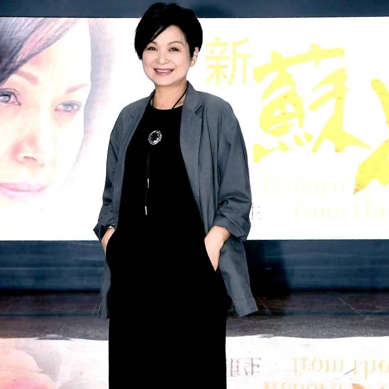 三封視后楊貴媚67歲減齡穿搭太回春！16套兼具舒適與氣場，誰說熟齡不能穿粉紅與球鞋