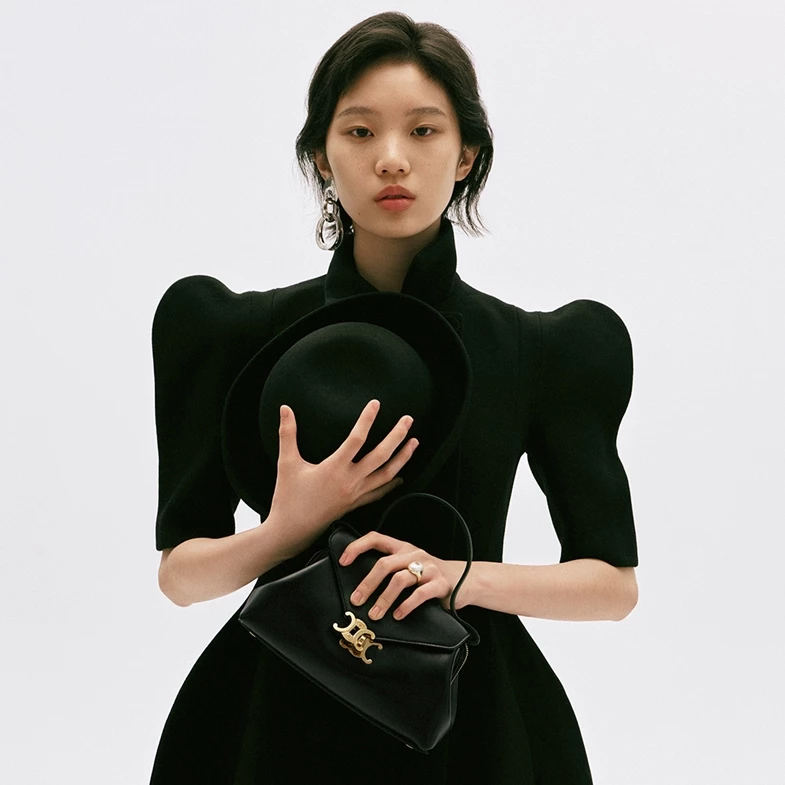 Celine 2026 冬季系列率性登場！俐落剪裁、鮮明色彩穿出自由姿態