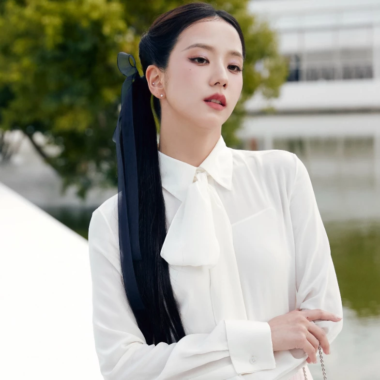 Jisoo美出新高度！「粉紅煙燻妝」同款氣墊、玫瑰木唇色一次公開