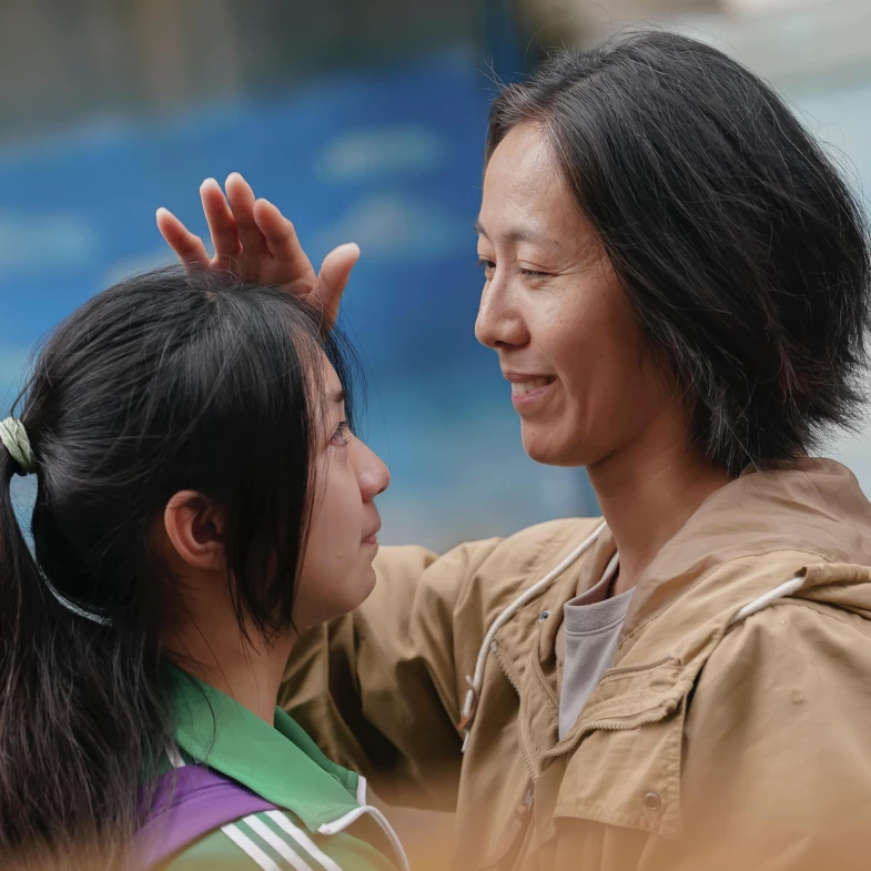 張詩盈奪金鐘女配新片曝光！《有用的人》釜山奪大獎，導演擁抱舒淇當面邀戲
