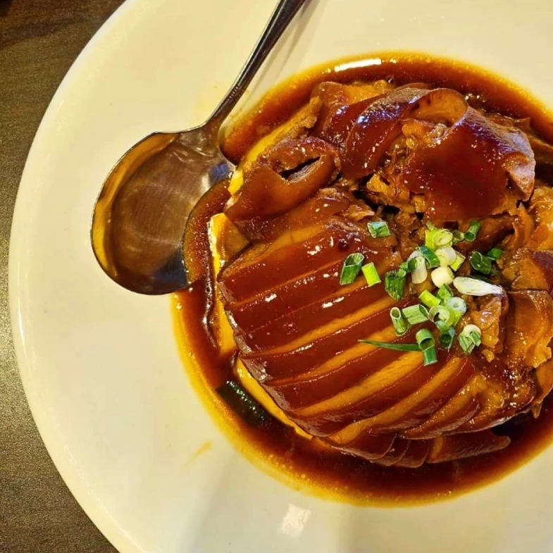 基隆人私藏美食曝光！「天香私房菜」東坡肉太犯規，小卷米粉、百菇雞湯道道都是老饕最愛｜基隆人帶路