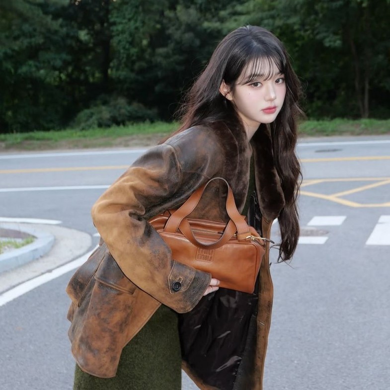 張員瑛街頭穿搭最吸睛！5套造型示範：Miu Miu手提包＋皮衣外套氣場全開