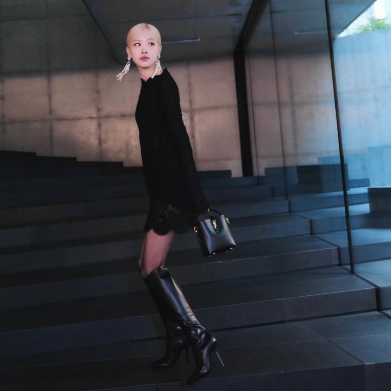 Rosé示範洋裝穿搭4招：聖羅蘭黑色小洋裝＋長靴打造高級約會感