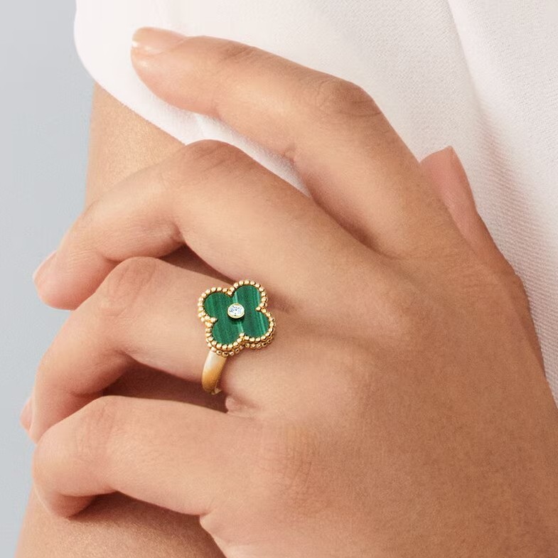 最強招財開運珠寶推薦綠色孔雀石戒指！VCA四葉草、LV老花，這8款母親節送禮超適合