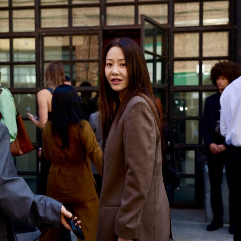 Netflix《家母螳螂》高賢廷54歲減齡穿搭5招公式，原來用色技巧是關鍵！