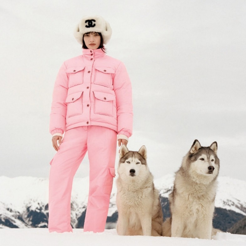 小松菜奈入鏡Chanel限定滑雪系列形象照！絨毛肩背包、毛毛樂福鞋，可愛指數100分！