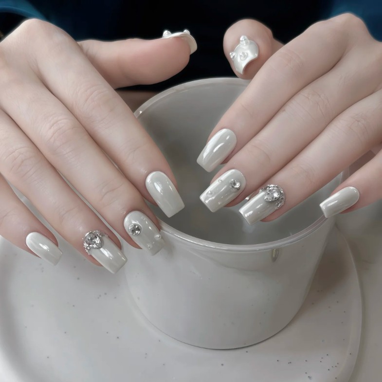 2025珍珠白光療美甲推薦12款！水波紋、漸層、日系小花氣質又顯白