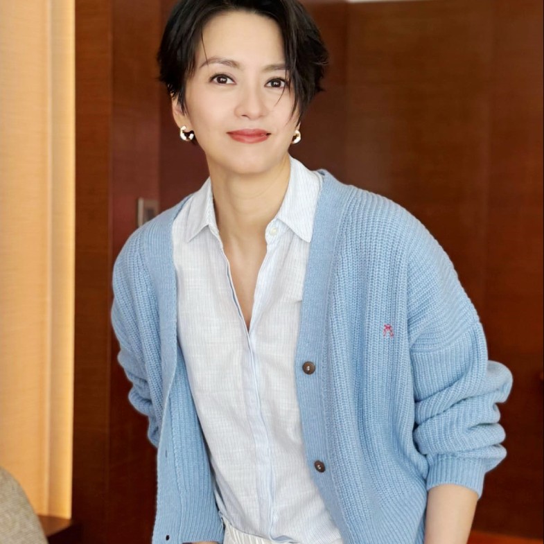 Gigi梁詠琪50歲減齡穿搭10種示範：黑白疊搭、這組配色超好上手