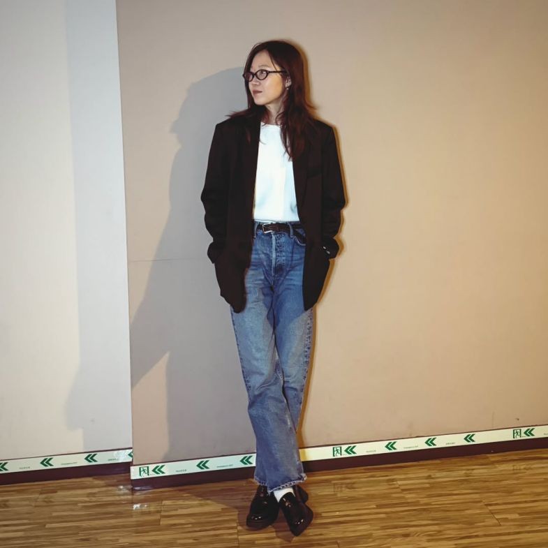 牛仔寬褲怎麼穿才顯瘦？孔曉振私服親自示範，修飾比例關鍵「在這裡」