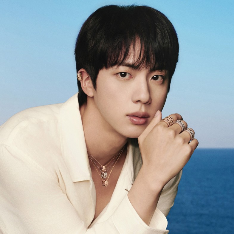 BTS Jin私服穿搭靠項鍊加分！精品圓形吊墜項鍊推薦13選：寶格麗、香奈兒十萬有找