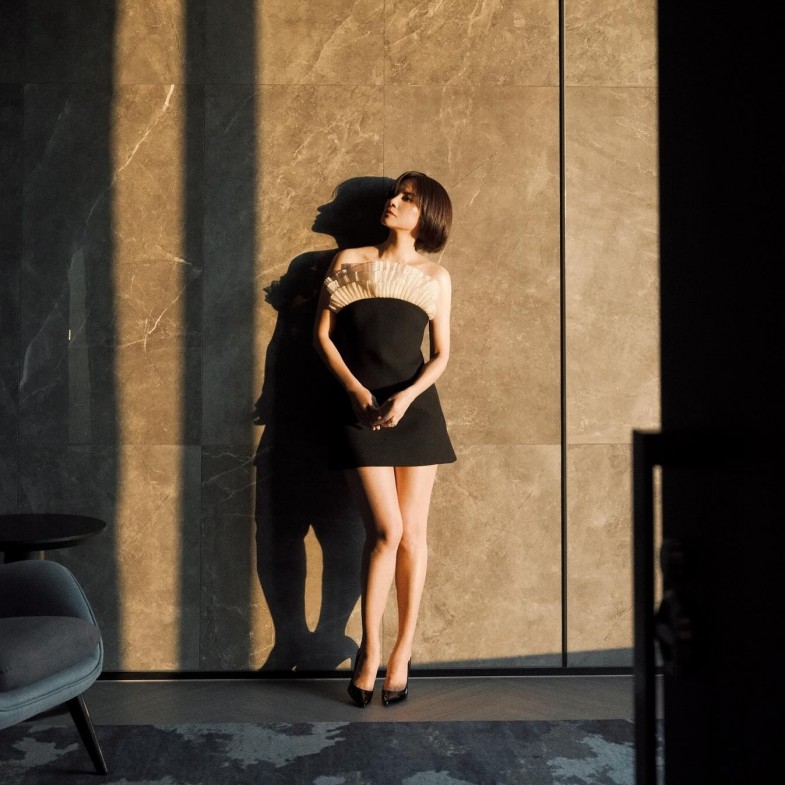 《回魂計》李心潔減齡穿搭6公式：毛衣「這樣穿」彷彿女大生