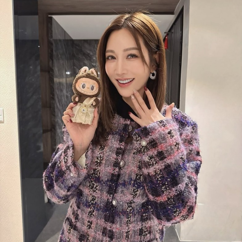 43歲曾菀婷減齡穿搭靠「圈式耳環」加分！14款推薦：香奈兒、卡地亞一次看