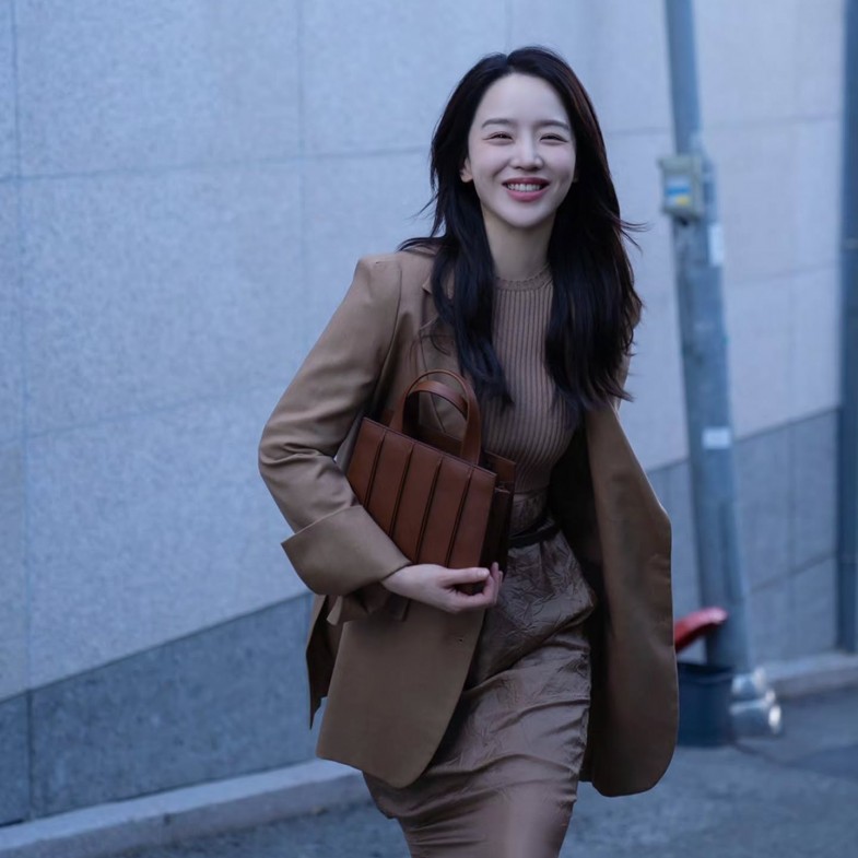 申惠善《莎拉的真偽人生》西裝穿搭5公式：駝色西裝來自「大牌」